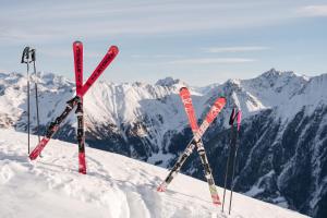 un groupe de skis au sommet d'une montagne enneigée dans l'établissement Obergasserhof, à Rodengo