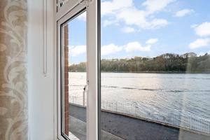 uma janela com vista para uma massa de água em 5 Rushbrooke Hotel Apartments Cobh County Cork em Cobh