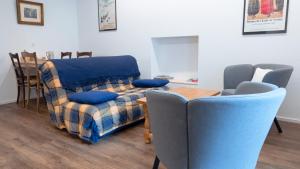 a living room with a couch and a table and chairs at Appartement 1 chambre proche stations in Saxon