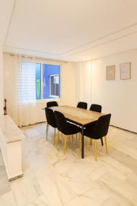 马拉喀什le duplex familial spacieux的餐厅里有一张桌子和几把椅子