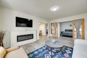 una sala de estar con un sofá y una chimenea en 3 Mi to Auburn Station! Commuter-Friendly Home, en Algona