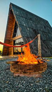 een vuurplaats voor een huis bij Chalé Tia Barbara in Itutinga