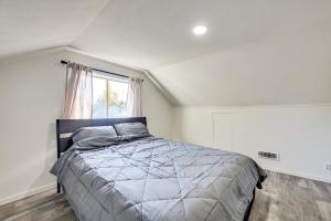 Un dormitorio con una cama y una ventana en 3 Mi to Auburn Station! Commuter-Friendly Home, en Algona