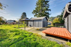 un patio trasero con mesa de picnic y cenador en 3 Mi to Auburn Station! Commuter-Friendly Home, en Algona