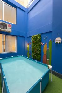 马拉喀什le duplex familial spacieux的蓝色的房间,里面设有台球桌