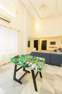 马拉喀什le duplex familial spacieux的客厅里有一张桌子和一张沙发 更多13张照片