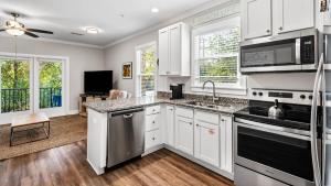 Køkken eller tekøkken på Hidden Lake Condominiums 314 - Blue Beach Bungalow