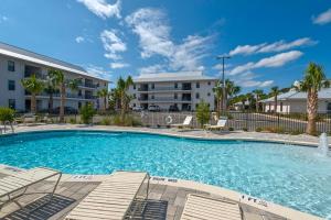 Swimmingpoolen hos eller tæt på Hidden Lake Condominiums 314 - Blue Beach Bungalow