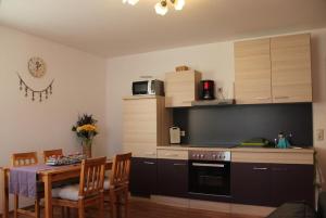 une cuisine avec une table et une salle à manger dans l'établissement Fewo Erzgebirge, à Dorfchemnitz