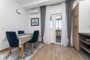 une salle à manger avec une table et des chaises bleues dans l'établissement Ferienwohnung Für 2 Personen 1 Kind Ca 40 M Sup2 In Šilo, Adriaküste Kroatien Kroatische Inseln, à Šilo 18 autres photos