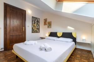 En eller flere senge i et værelse på Hostdomus - Oasi Apartment free garage