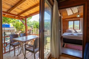 Balkón nebo terasa v ubytování Cirali Camping