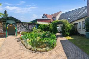 - un jardin dans la cour d'une maison dans l'établissement Appartement In Süd, à Dessau