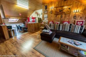 ein Wohnzimmer mit einer Couch und ein paar Platten in der Unterkunft Das Gîte Fleuri Mit Einer Herrlichen Aussicht in Hazelbourg