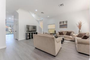 Μια τηλεόραση ή/και κέντρο ψυχαγωγίας στο Luxury Family Villa Private Pool 10 min Disney