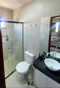 Et badeværelse på Sunshine Chalet - Cozy Stay in Santo Amaro - Dunas Village Residence