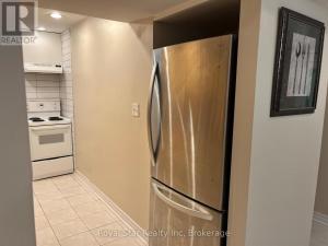 Η κουζίνα ή μικρή κουζίνα στο Luxury suit Walkout Basement with open Patio