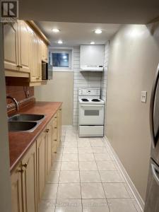 Η κουζίνα ή μικρή κουζίνα στο Luxury suit Walkout Basement with open Patio