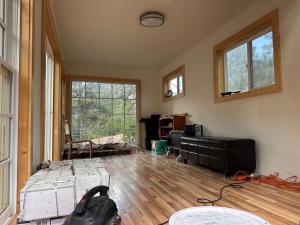 Elle comprend un salon doté de parquet et de fenêtres. dans l'établissement Chi Camps, à Pagosa Springs