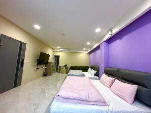 Ένα ή περισσότερα κρεβάτια σε δωμάτιο στο 草莓驛站 +3 φωτογραφίες