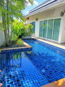 Πισίνα στο ή κοντά στο Private Tropical Villa 2bdr Bangtao beach