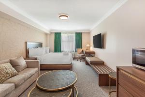 una habitación de hotel con una cama y un sofá en Velora Hinton, an Ascend Collection Hotel, en Hinton