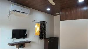 Μια τηλεόραση ή/και κέντρο ψυχαγωγίας στο Madhurleela