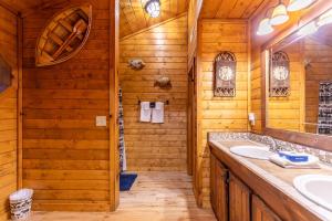 Koupelna v ubytování 2 Cubs Cabin + 31 fotografií