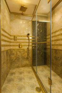 Un baño de The Ginger- A Four Star Luxury Hotel In Dharamshala # Centrally Heated & Air Cooled # Premium Rooms # Lift # Bar # Terrace # Big Parking # Near market # Top Rated # Property of the year # By royal castle #