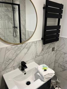 Ένα μπάνιο στο Modern Serviced Studio - Affordable Luxury with Free WIFI Free Parking Flat Screen Smart TV