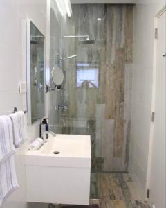 Ένα μπάνιο στο Luxe Condado Condo Terrace