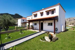 Nespecifikovaný výhled na hory nebo výhled na hory při pohledu z prázdninového domu