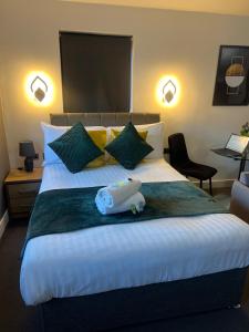 Ένα ή περισσότερα κρεβάτια σε δωμάτιο στο Modern Serviced Studio - Affordable Luxury with Free WIFI Free Parking Flat Screen Smart TV +11 φωτογραφίες