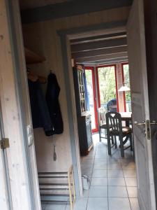 une porte ouverte sur une pièce avec une table et des chaises dans l'établissement Ferienhaus In Granzow Mit Terrasse, à Mirow