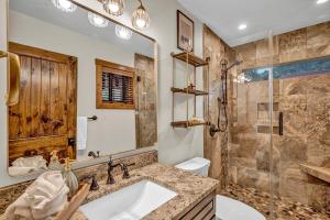 Un baño con lavabo y ducha en Snowflake River Ridge at Eagles Nest, en Banner Elk 81 fotos más