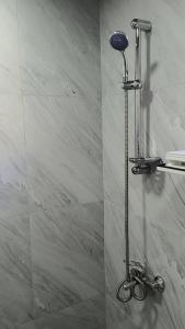 una ducha en un baño con ducha en Hostel Cozy House, en Sioni