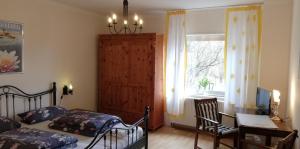 une chambre avec un lit, un bureau et une fenêtre dans l'établissement Appartement In Ruhbank Mit Garten Und Terrasse, à Pirmasens