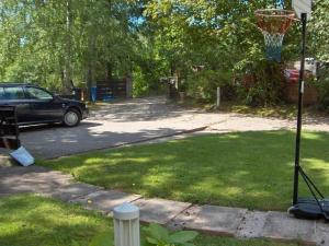 - un panier de basket dans une cour avec une voiture dans l'établissement Appartement In Ruhbank Mit Garten Und Terrasse, à Pirmasens 1 autre photo