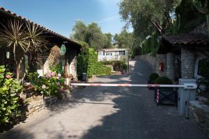 una calle con una barrera en medio de una casa en Camping Edy, en Diano Marina