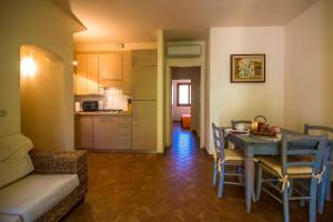 une cuisine et un salon avec une table et des chaises dans l'établissement Trilocale Cielo, à Alberese