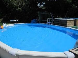 una gran piscina con agua azul en un patio en Farbhaus Bleiche, en Rohrbach