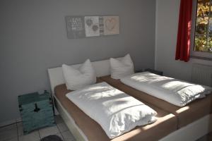 zwei Kissen auf einer Bank in einem Zimmer in der Unterkunft Appartement in Middelhagen mit Terrasse und Garten in Middelhagen