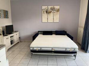 ein Schlafzimmer mit einem Bett in der Zimmerecke in der Unterkunft Appartement in Middelhagen mit Terrasse und Garten in Middelhagen