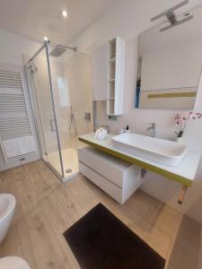 Ένα μπάνιο στο Casa Evelina con Parcheggio esterno e Garage gratis, appartamento con idromassaggio per due +39 φωτογραφίες