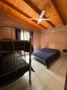 Ένα ή περισσότερα κρεβάτια σε δωμάτιο στο Cabañas Nuevos Elefantes