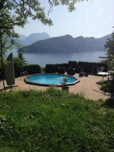 einen Pool mit Seeblick in der Unterkunft Ferienwohnung Mätzli in Vitznau