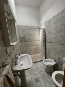 Ένα μπάνιο στο Cabañas Nuevos Elefantes