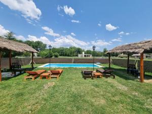 Πισίνα στο ή κοντά στο Cabañas Nuevos Elefantes