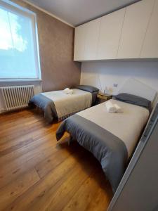 Ένα ή περισσότερα κρεβάτια σε δωμάτιο στο Casa Evelina con Parcheggio esterno e Garage gratis, appartamento con idromassaggio per due