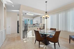 Η κουζίνα ή μικρή κουζίνα στο Cedars East #806